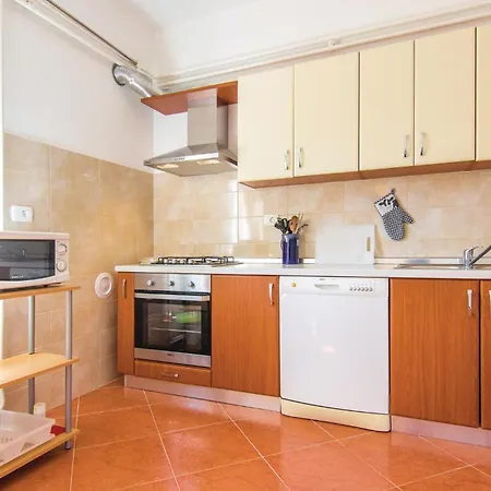 Three-bedroom With An Outdoor Swimming Pool 07 *