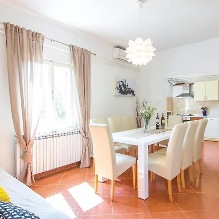 Three-bedroom With An Outdoor Swimming Pool 07
