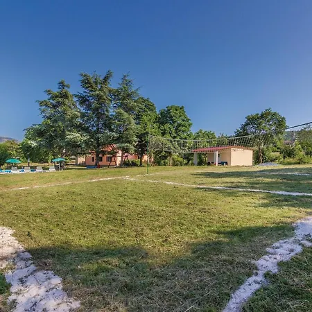 Vakantiehuis Three-bedroom With An Outdoor Swimming Pool 07