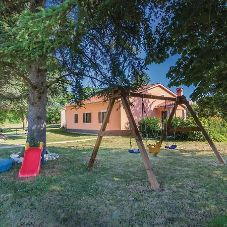 Three-bedroom With An Outdoor Swimming Pool 07