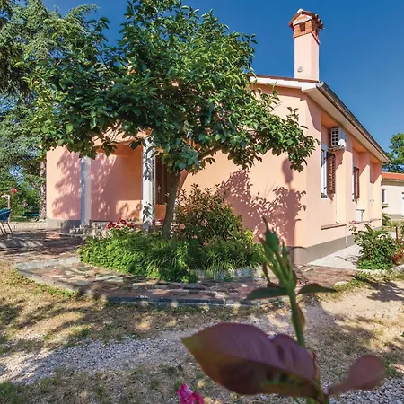 Vakantiehuis Three-bedroom With An Outdoor Swimming Pool 07 *