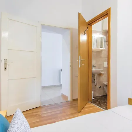 Tatil Evi Three-bedroom With An Outdoor Swimming Pool 07 Kršan
