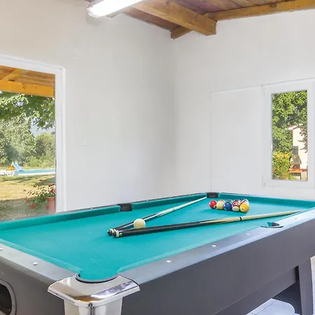 Three-bedroom With An Outdoor Swimming Pool 07