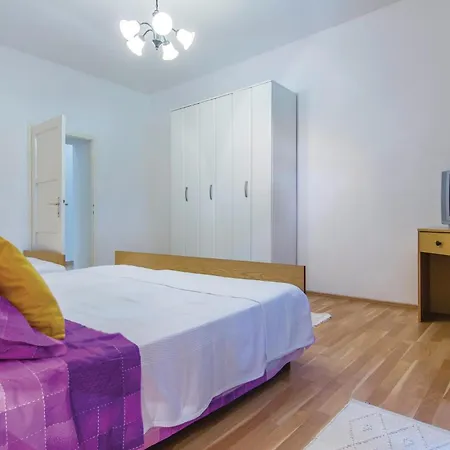 Tatil Evi Three-bedroom With An Outdoor Swimming Pool 07