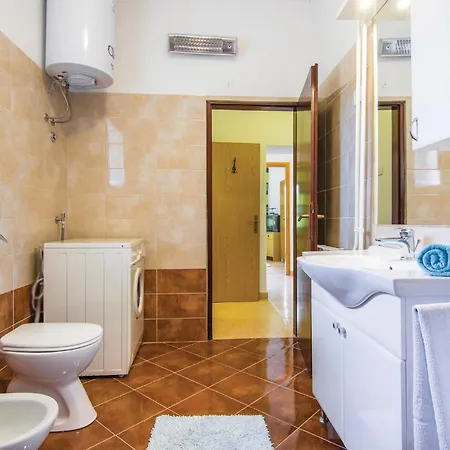 Tatil Evi Three-bedroom With An Outdoor Swimming Pool 07 *