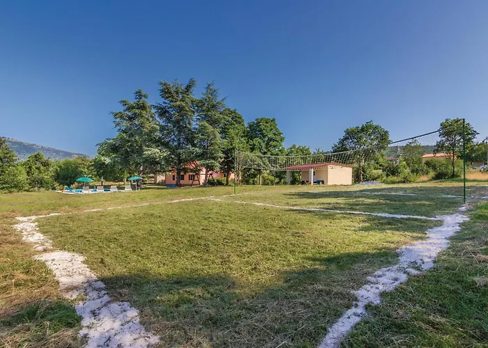 Vakantiehuis Three-bedroom With An Outdoor Swimming Pool 07