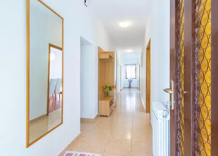 Vakantiehuis Three-bedroom With An Outdoor Swimming Pool 07 *