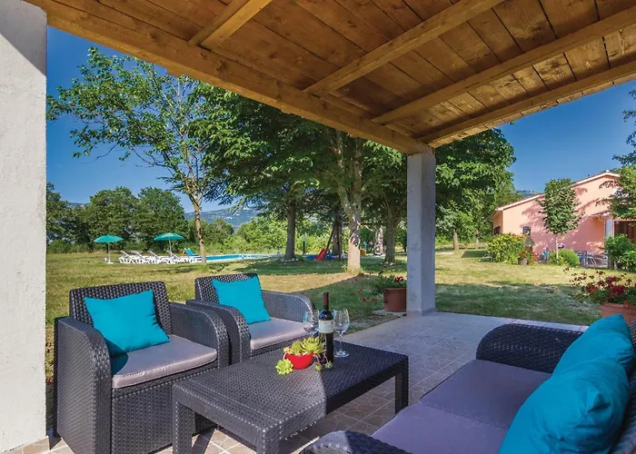 Vakantiehuis Three-bedroom With An Outdoor Swimming Pool 07