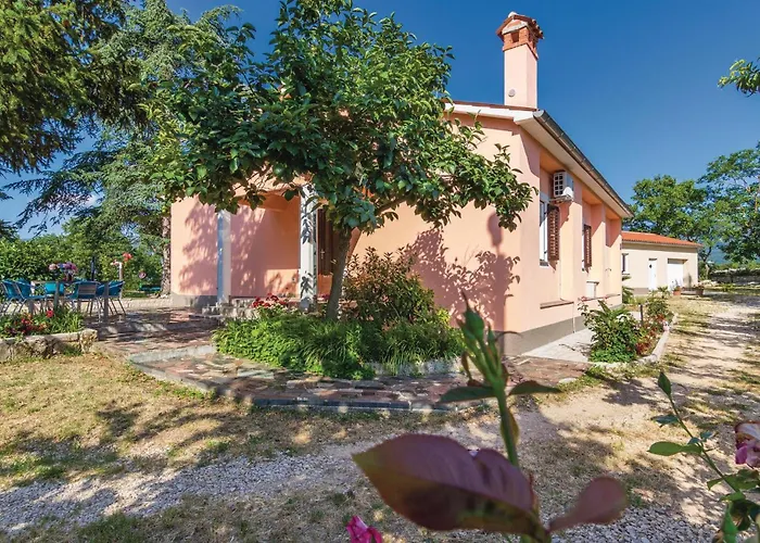 Vakantiehuis Three-bedroom With An Outdoor Swimming Pool 07 *