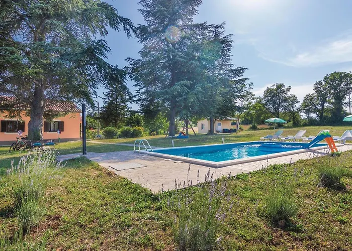 Vakantiehuis Three-bedroom With An Outdoor Swimming Pool 07