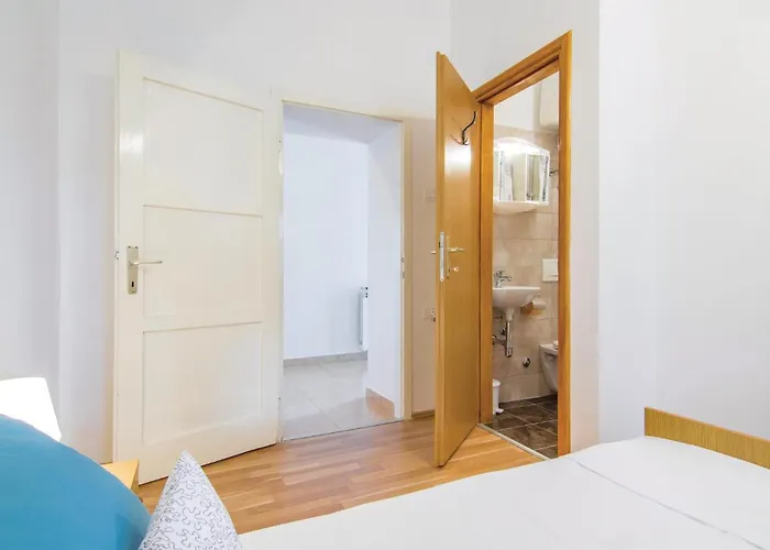 Vakantiehuis Three-bedroom With An Outdoor Swimming Pool 07 Kršan