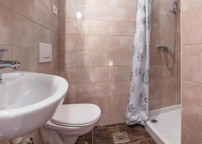 Vakantiehuis Three-bedroom With An Outdoor Swimming Pool 07