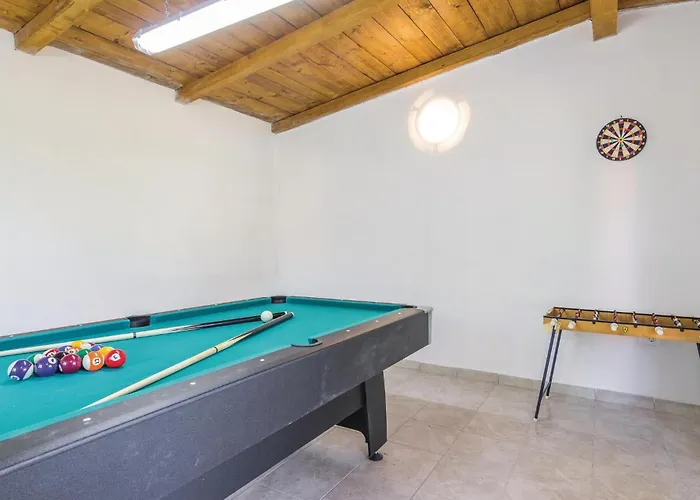 Vakantiehuis Three-bedroom With An Outdoor Swimming Pool 07