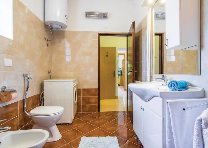 Vakantiehuis Three-bedroom With An Outdoor Swimming Pool 07 *